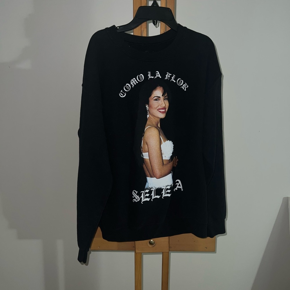 Official Selena “como la flor” crew neck sweatshirt